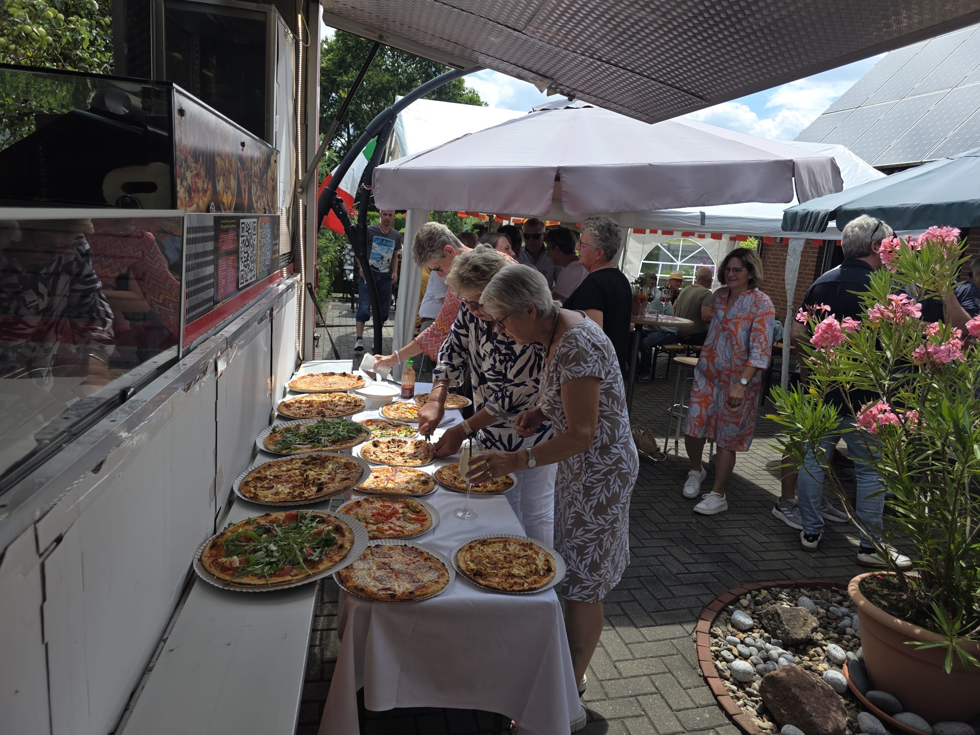 Zufriedene Kunden – Happy Pizza Wagen