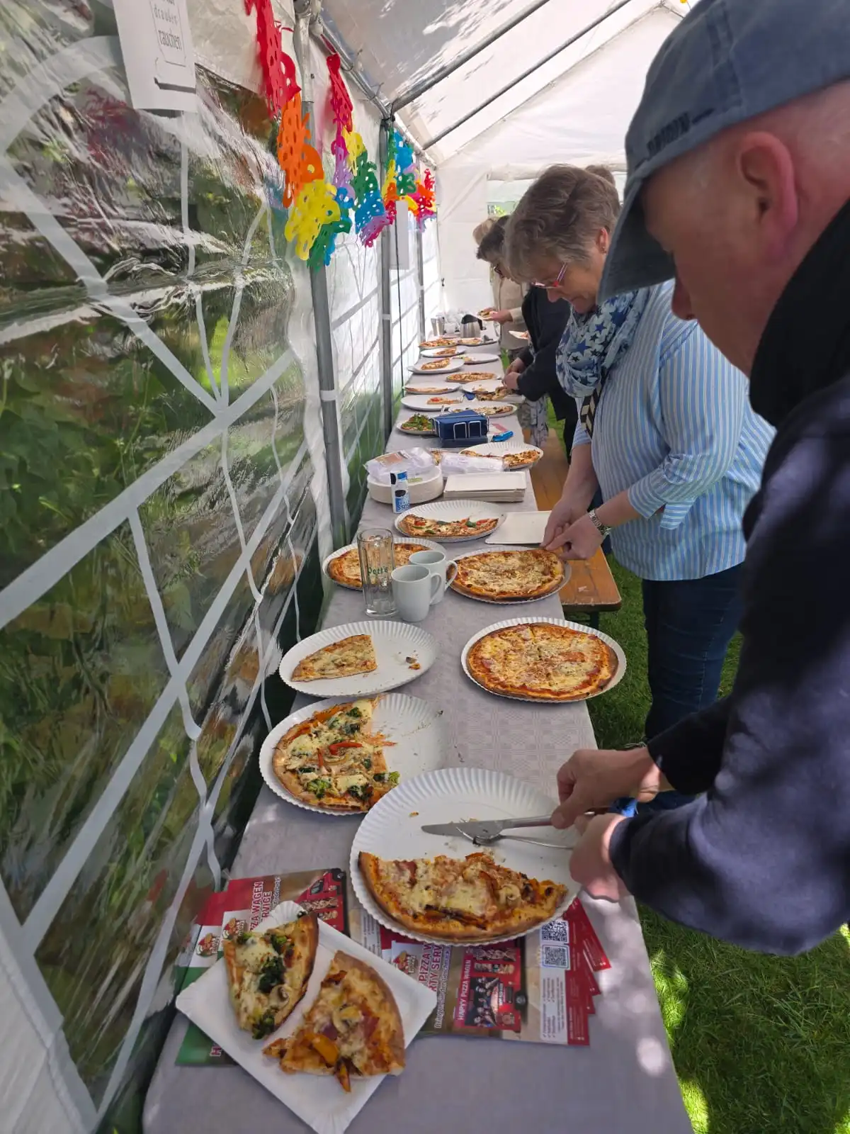 Zufriedene Kunden – Happy Pizza Wagen