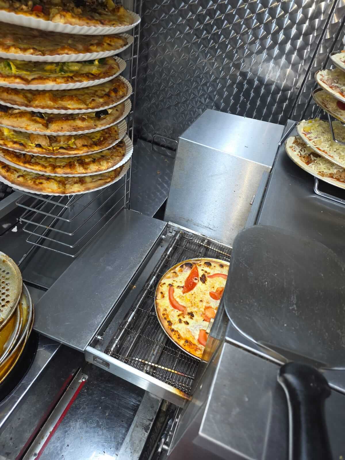 Zufriedene Kunden – Happy Pizza Wagen