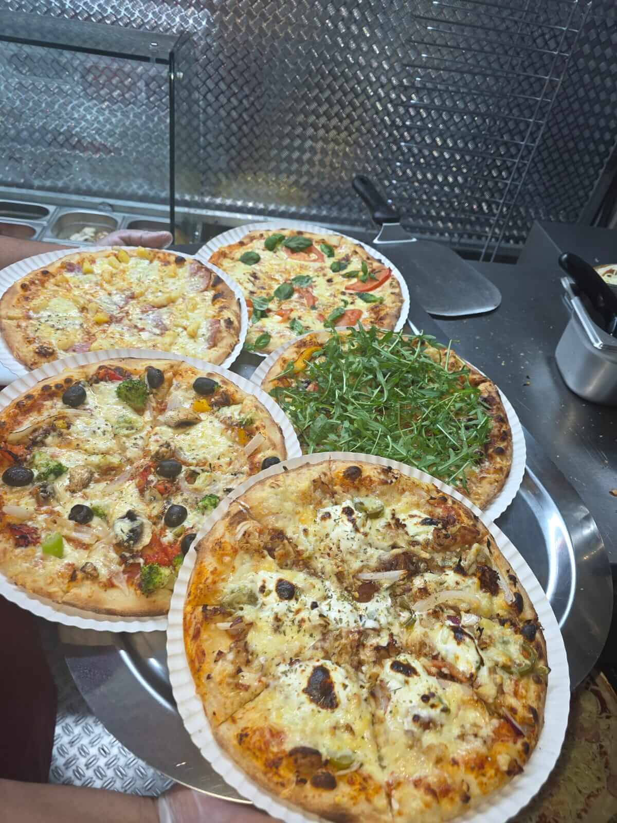 Zufriedene Kunden – Happy Pizza Wagen