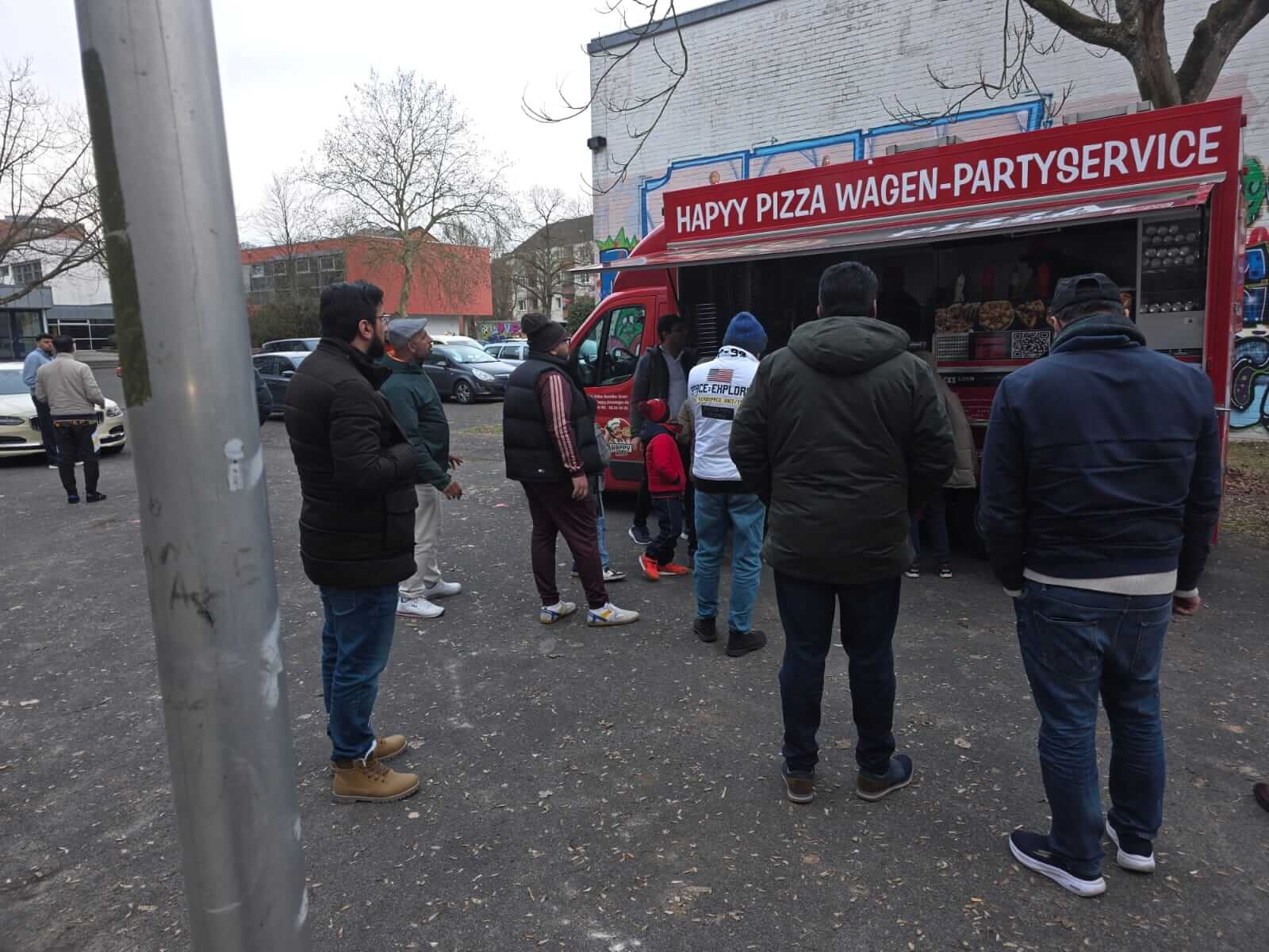 Zufriedene Kunden – Happy Pizza Wagen