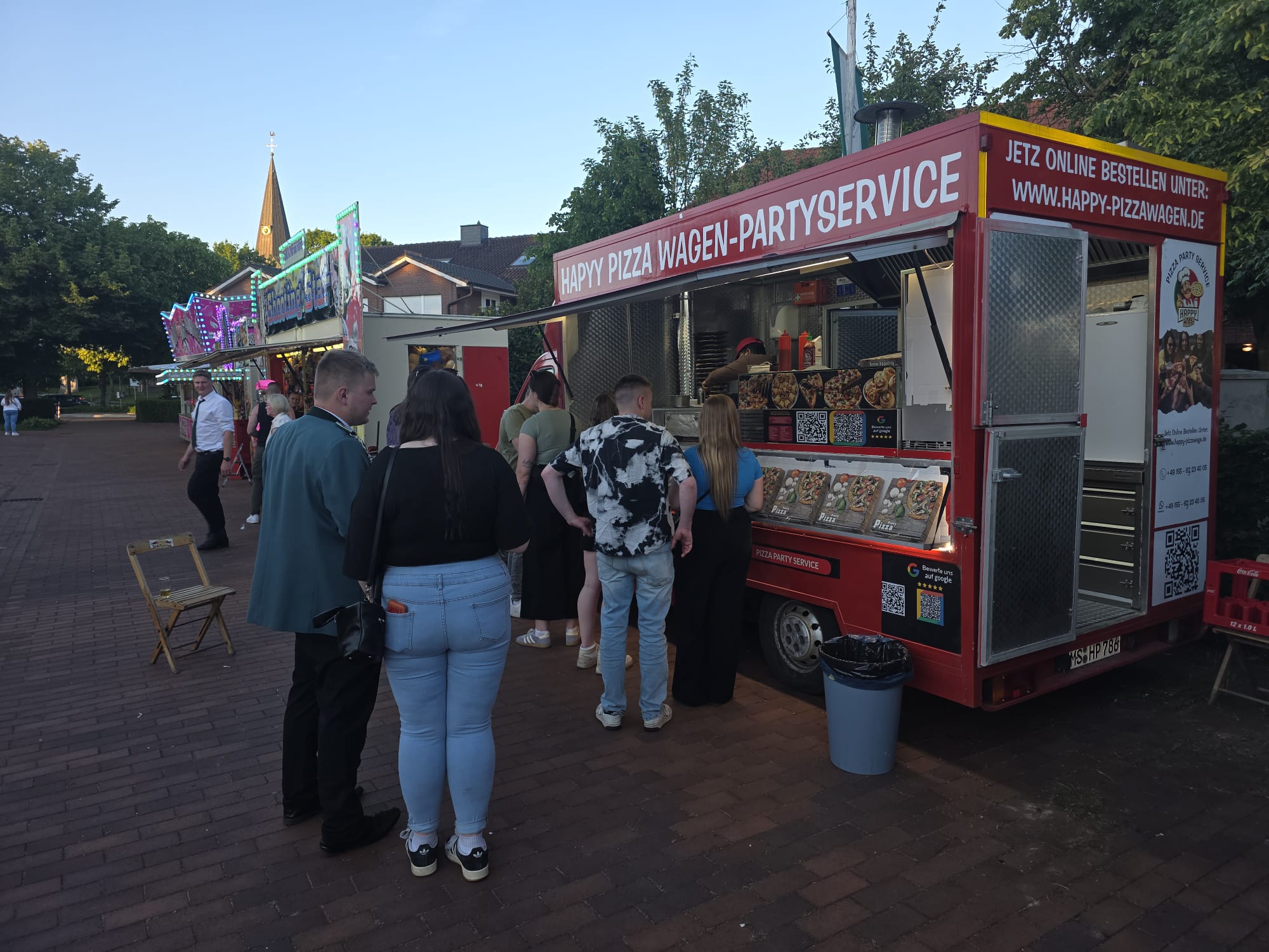 Zufriedene Kunden – Happy Pizza Wagen