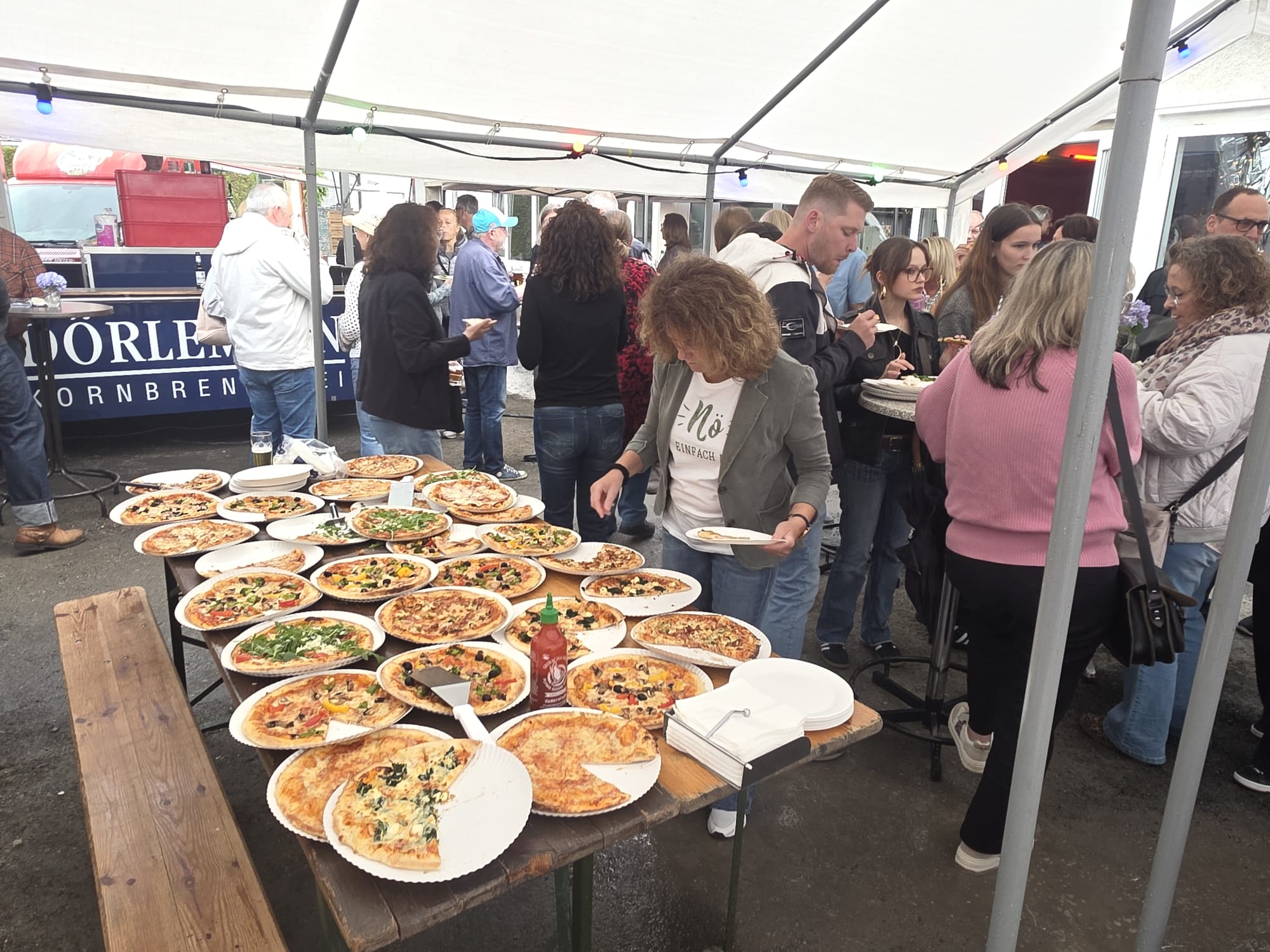 Zufriedene Kunden – Happy Pizza Wagen