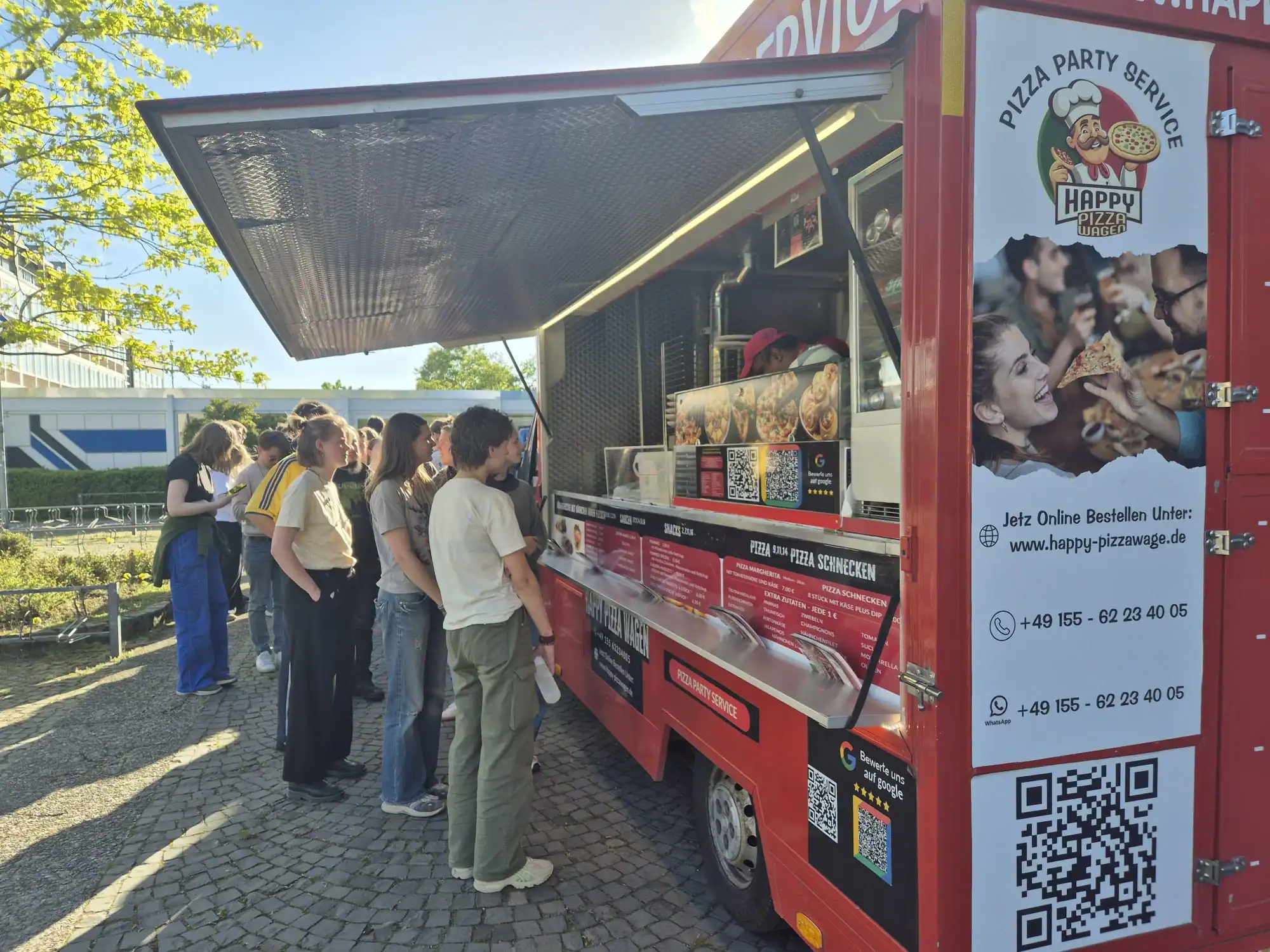 Zufriedene Kunden – Happy Pizza Wagen
