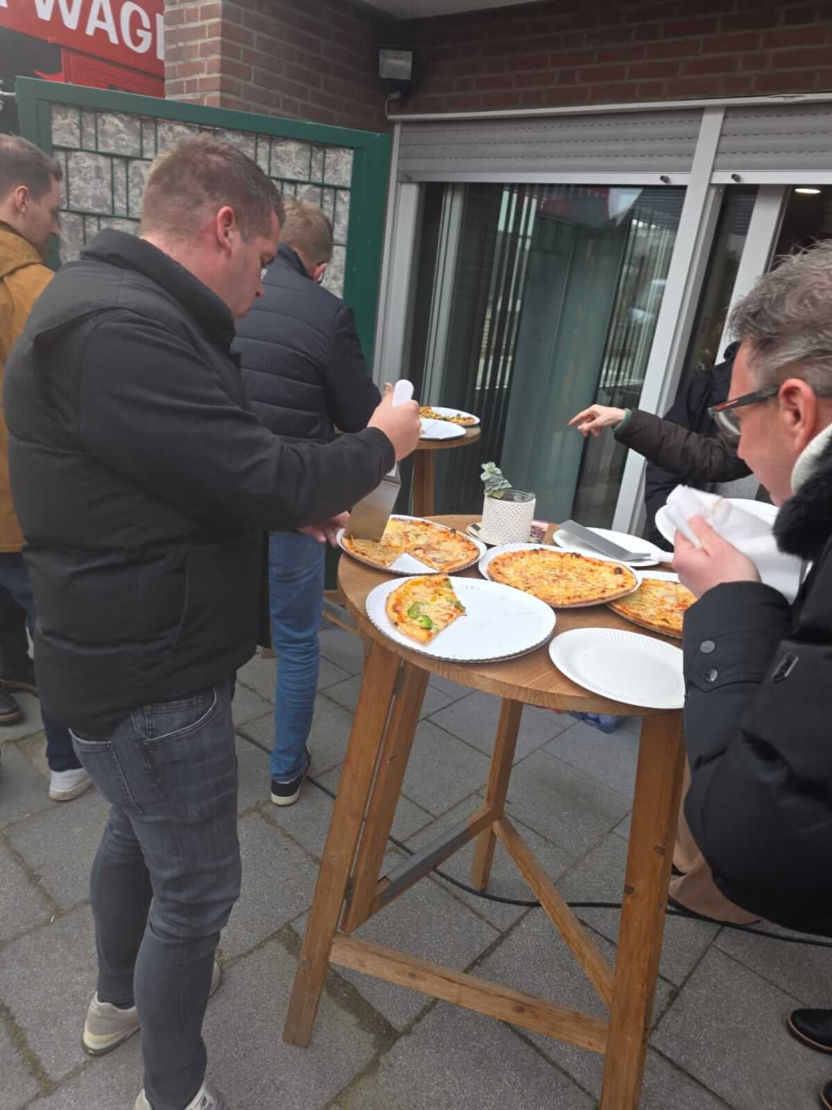 Zufriedene Kunden – Happy Pizza Wagen