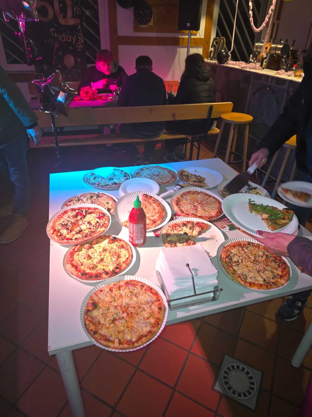 Zufriedene Kunden – Happy Pizza Wagen