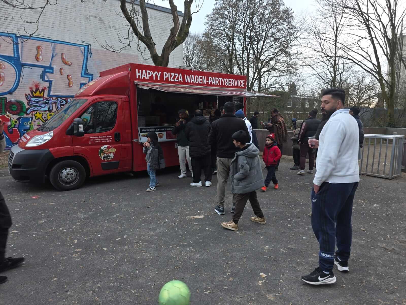 Zufriedene Kunden – Happy Pizza Wagen