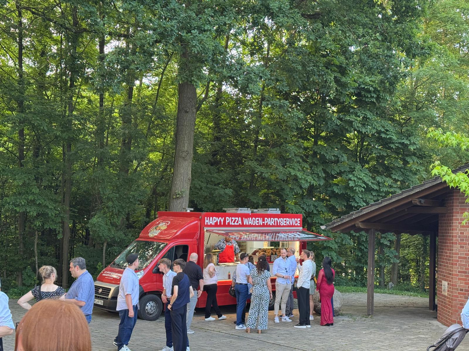 Zufriedene Kunden – Happy Pizza Wagen