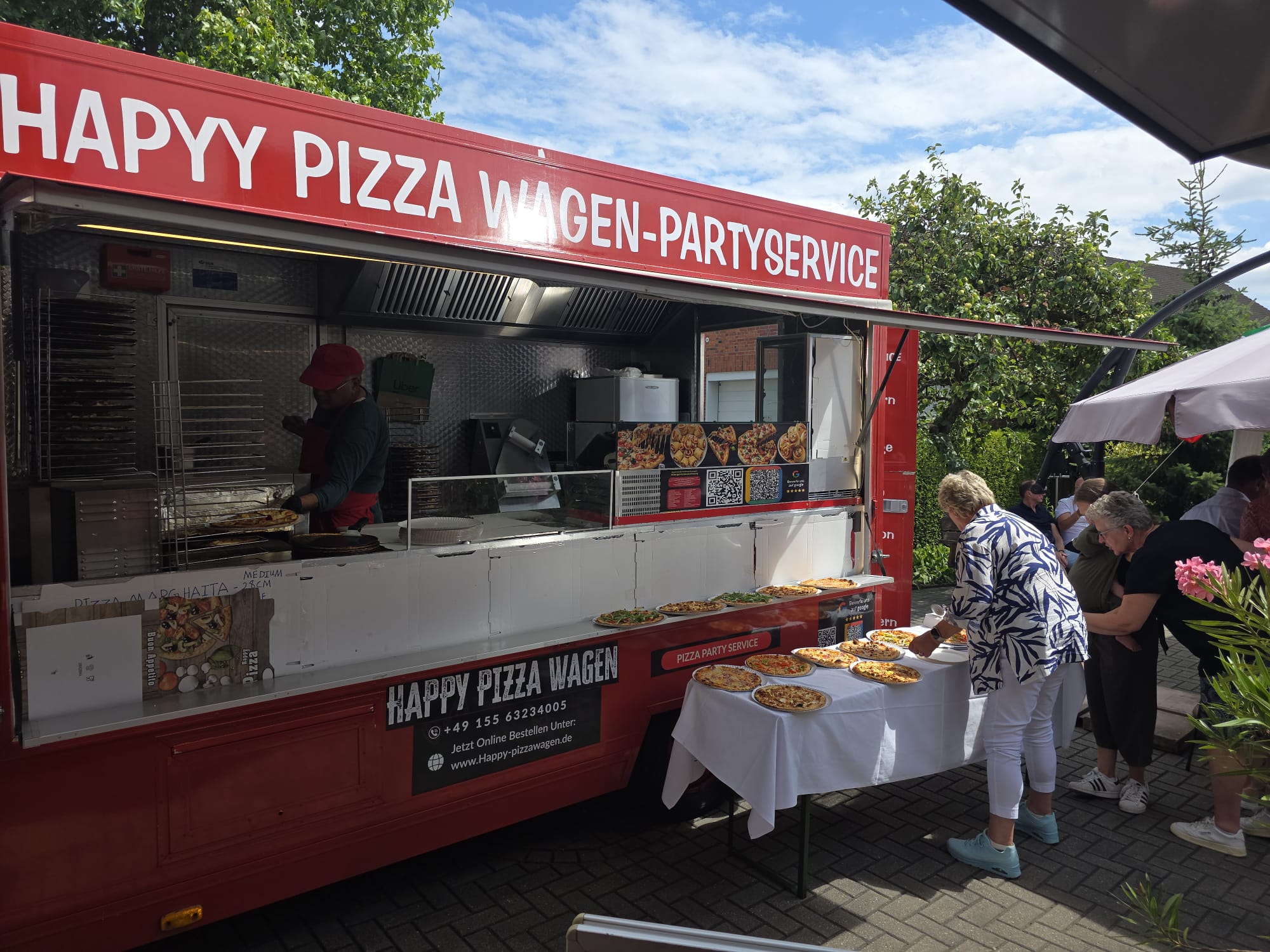 Zufriedene Kunden – Happy Pizza Wagen