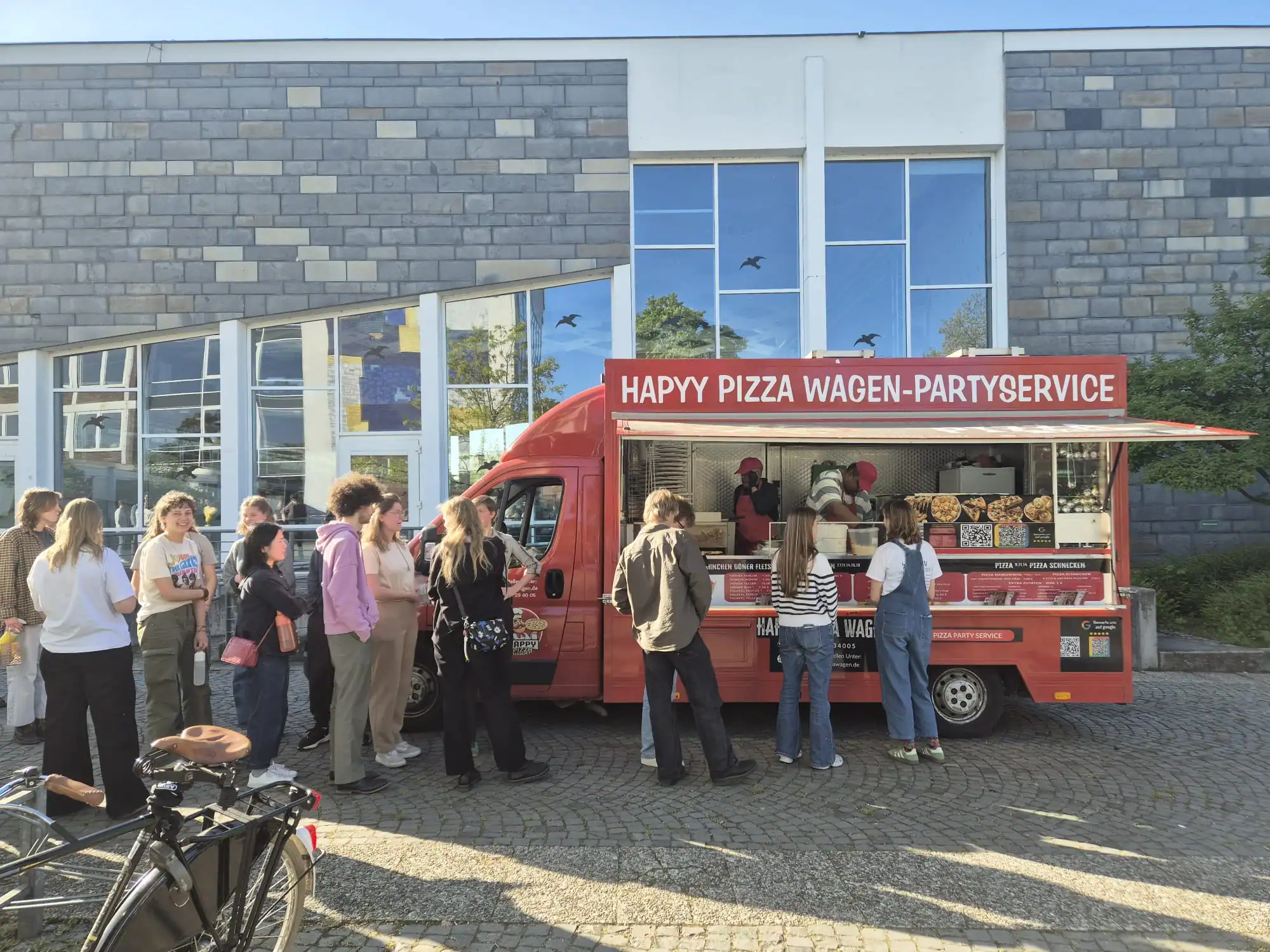 Zufriedene Kunden – Happy Pizza Wagen