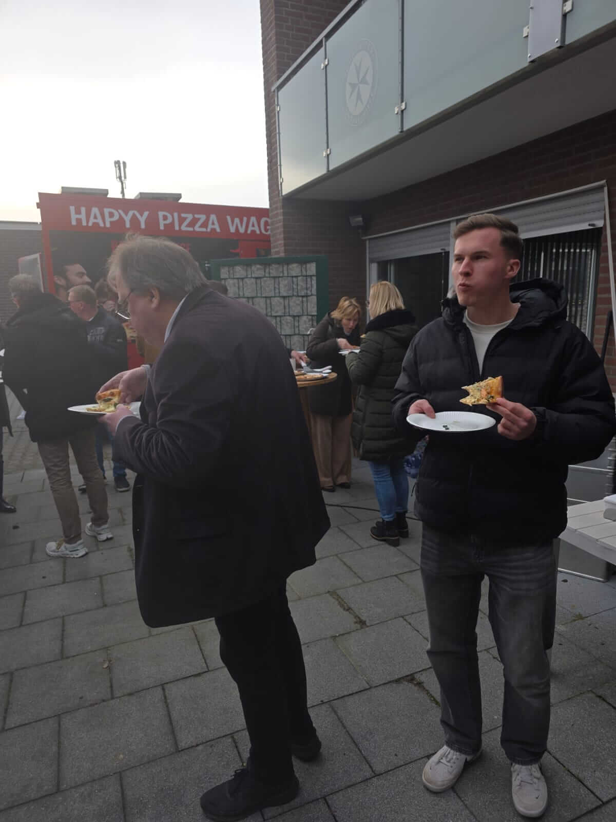 Zufriedene Kunden – Happy Pizza Wagen