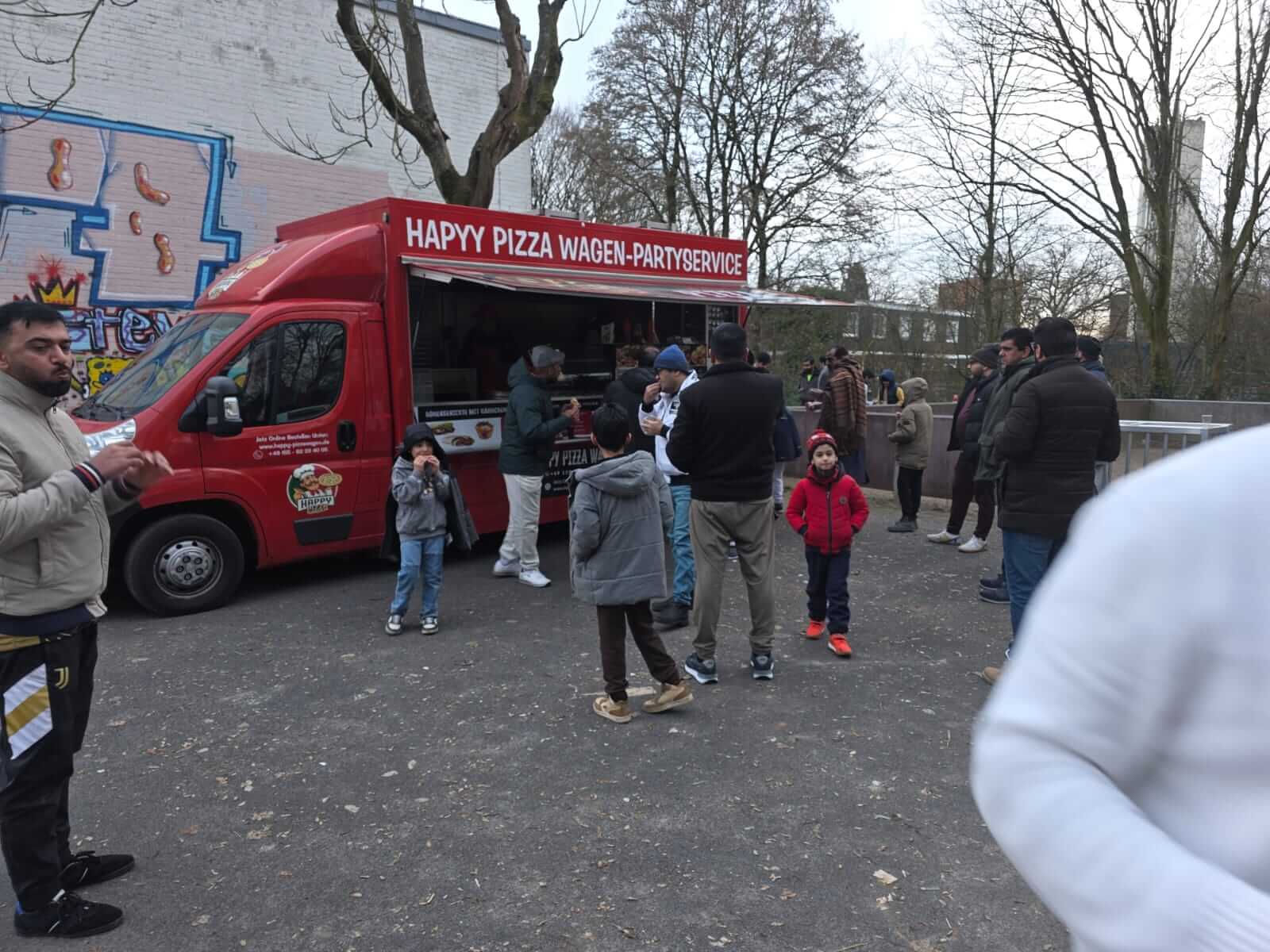 Zufriedene Kunden – Happy Pizza Wagen