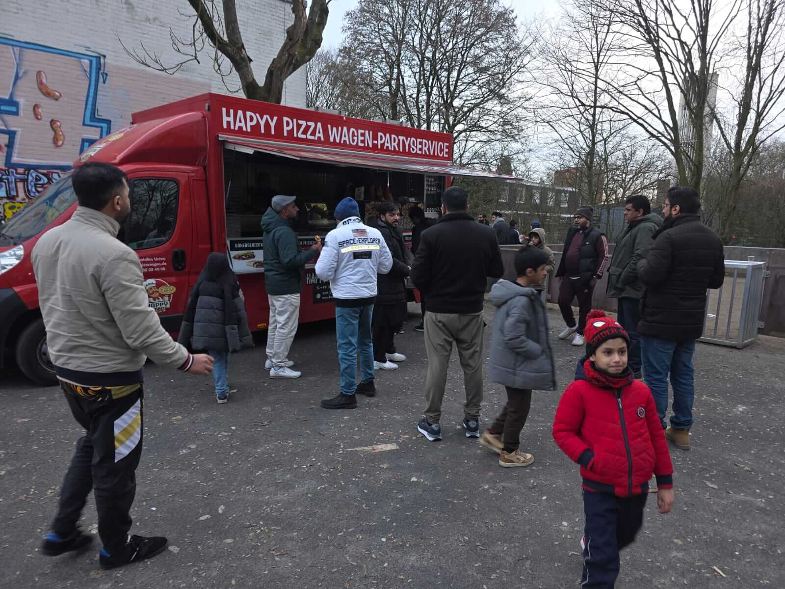 Zufriedene Kunden – Happy Pizza Wagen